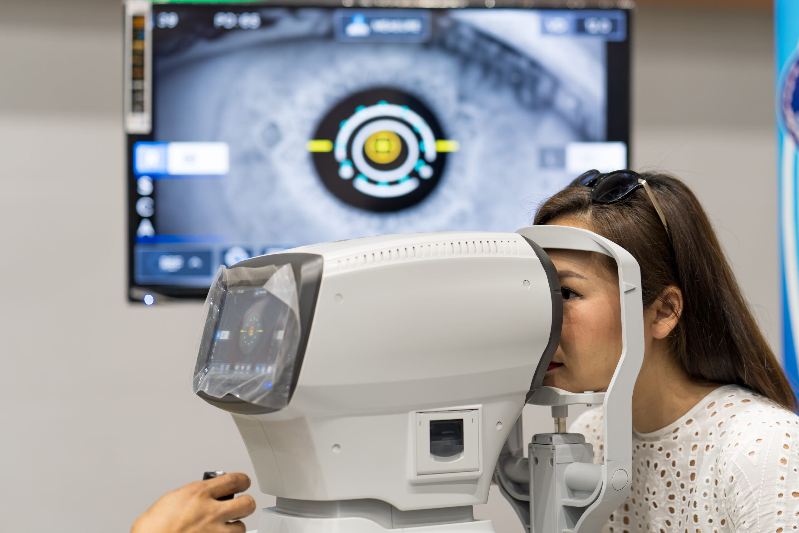 A Thai female getting an ophthalmology testing at a clinic A tomografia de coerência óptica (OCT)